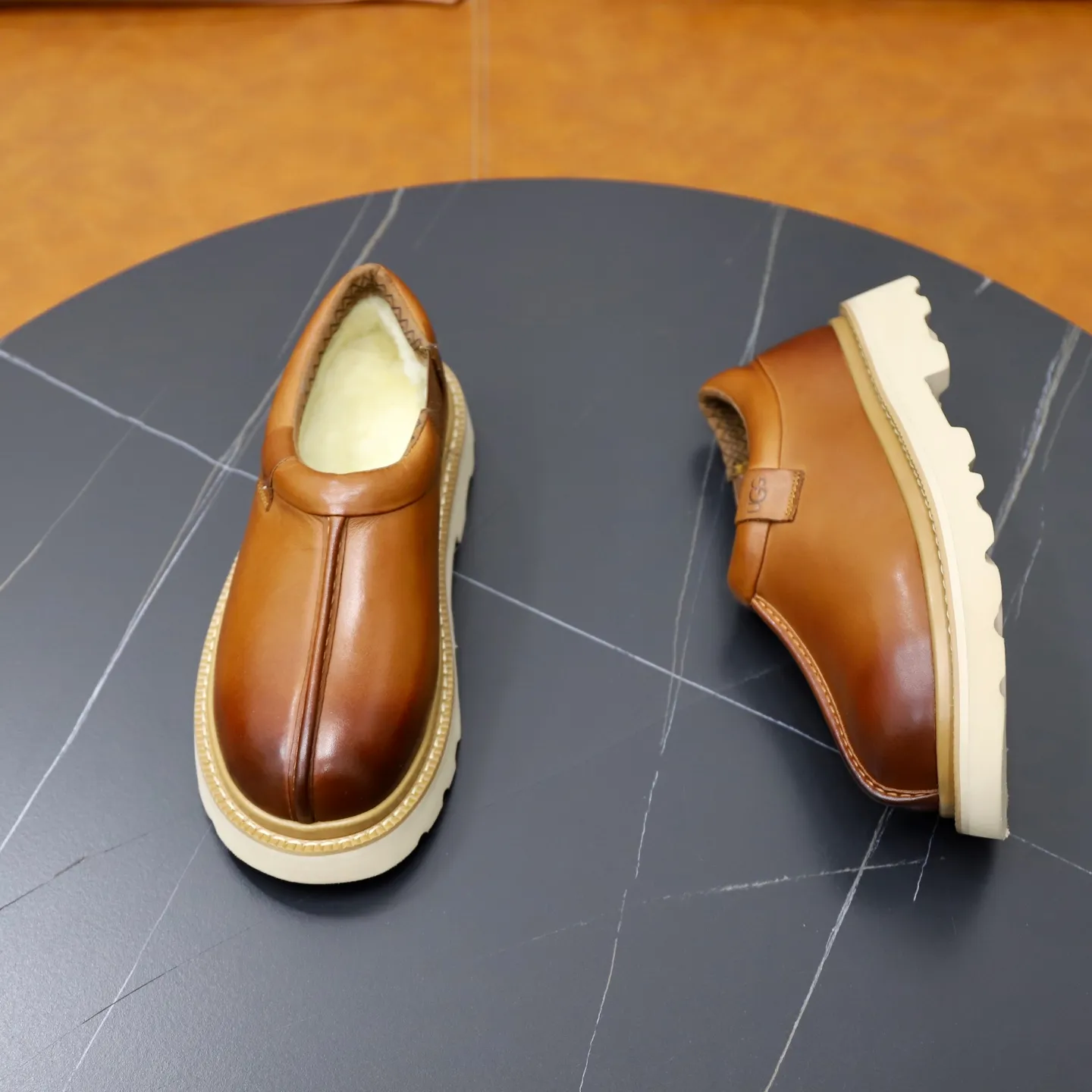 Ex-factory price: 640💰Thick wool imported from Australia Brand: UGG genuine purchase Size: 39-44 Grade: Official website 1:1 Material: First layer of genuine leather waterproof and antifreeze upper Real wool lining Original non-slip soft wear-resistant outsole Style category: Men's casual shoes Trendy style Comfortable on the feet Color: Official website color synchronization